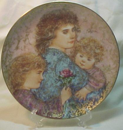 Edna Hibel Knowles Mother's Day Plate - 1990 Elizabeth, Jordan & Janie